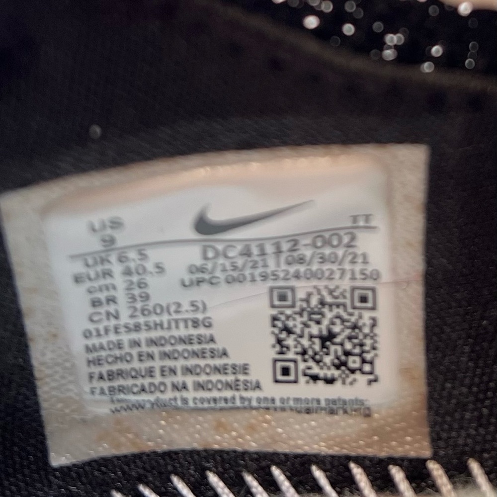 Nike Black and White Women's Sneakers - Picture 11 of 14